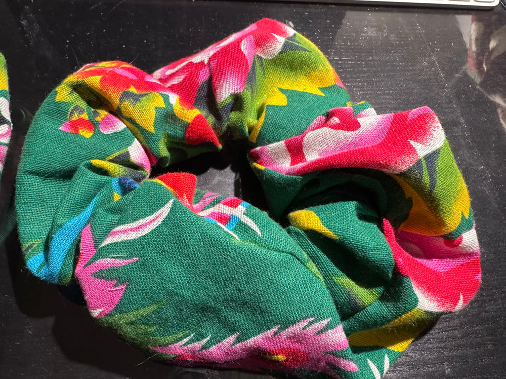 Scrunchies - Peony in Green/Red