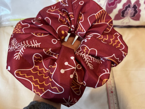 Holiday Wreath Scrunchies - Ruby