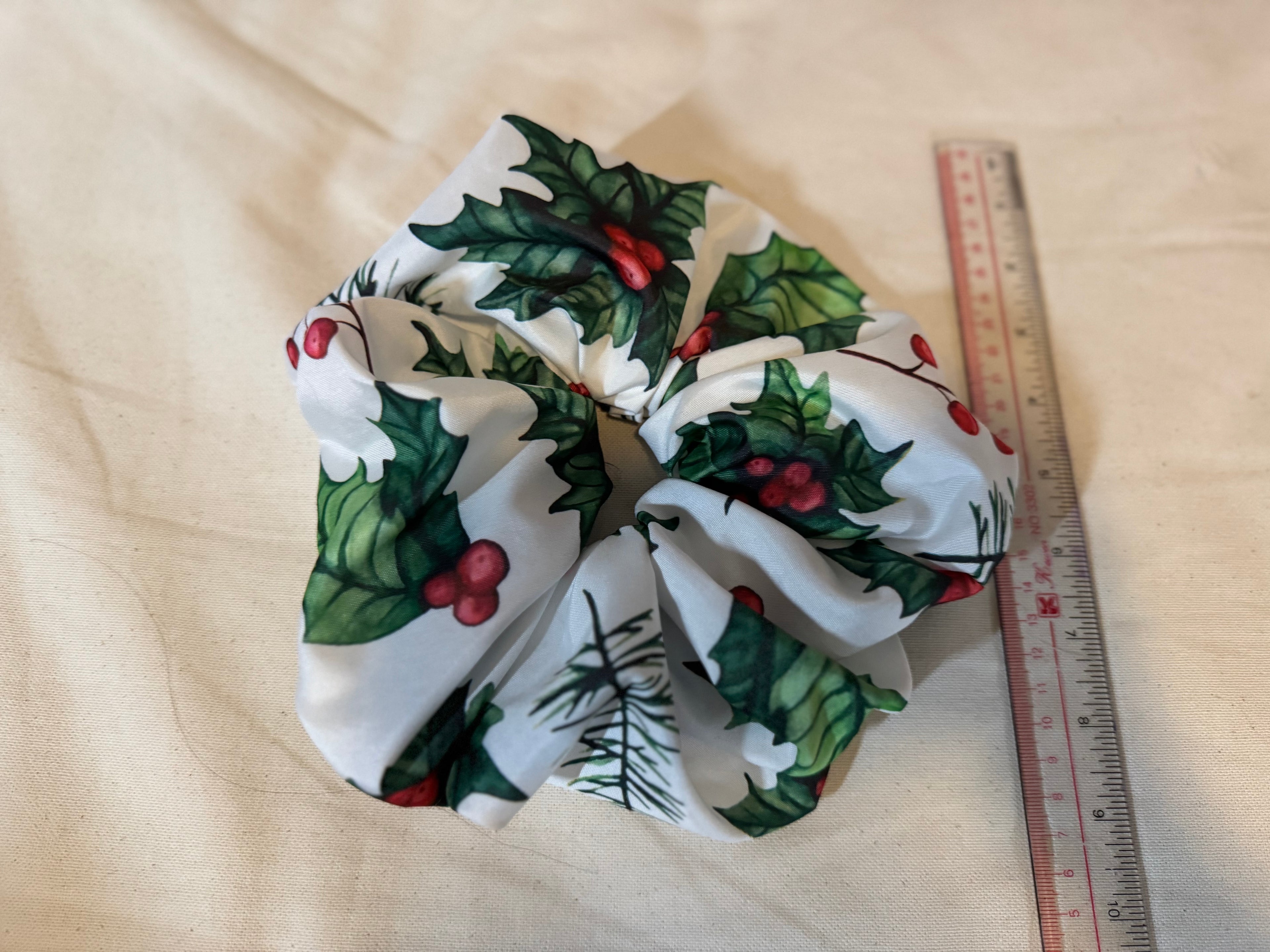 Holiday Wreath Scrunchies - White/Green/Red
