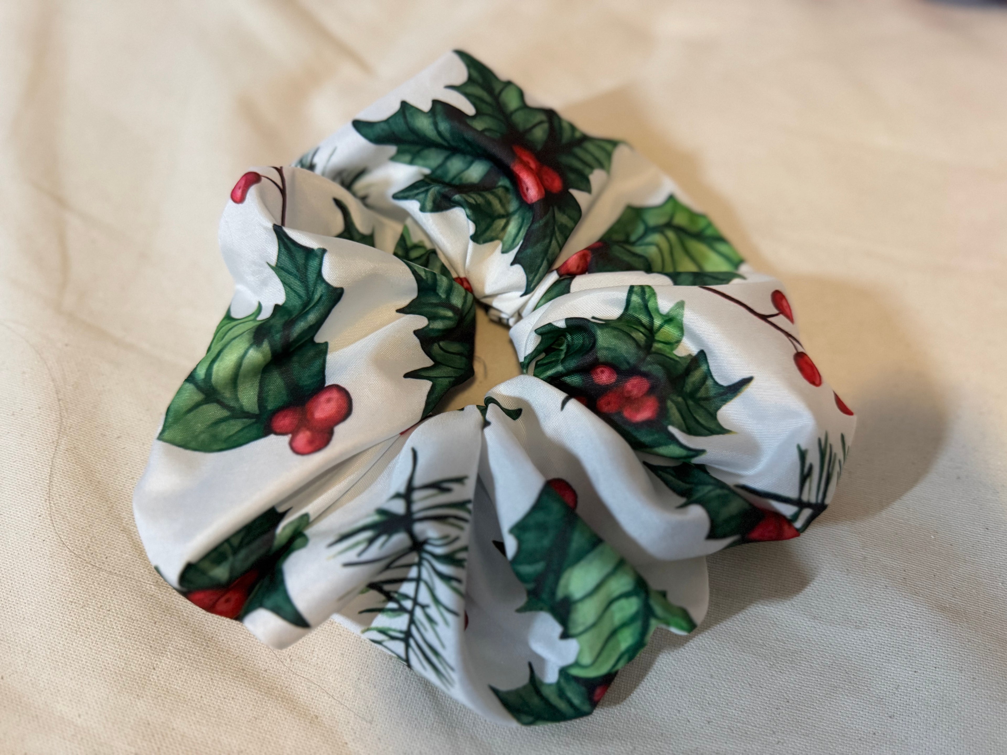 Holiday Wreath Scrunchies - White/Green/Red
