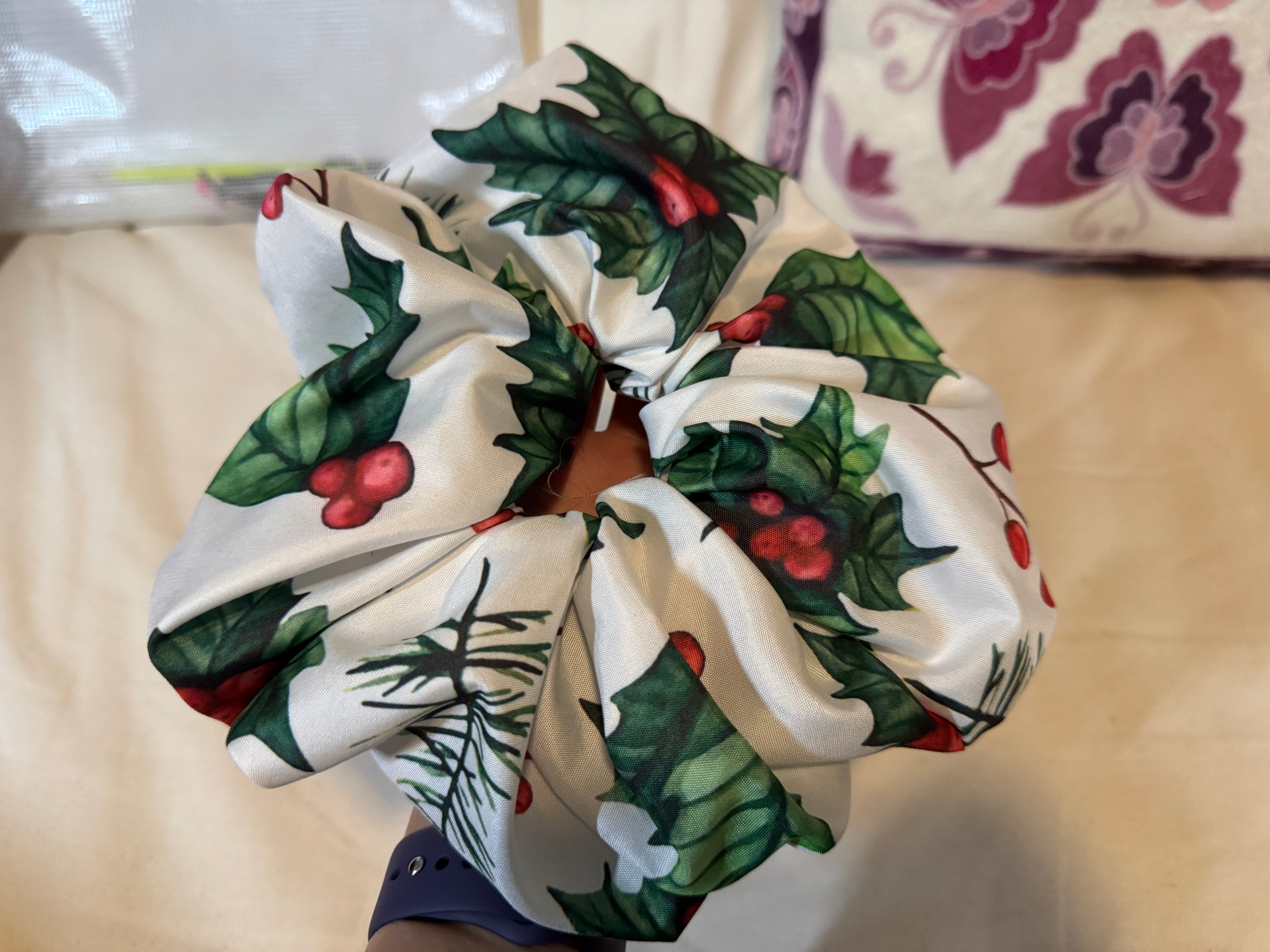 Holiday Wreath Scrunchies - White/Green/Red