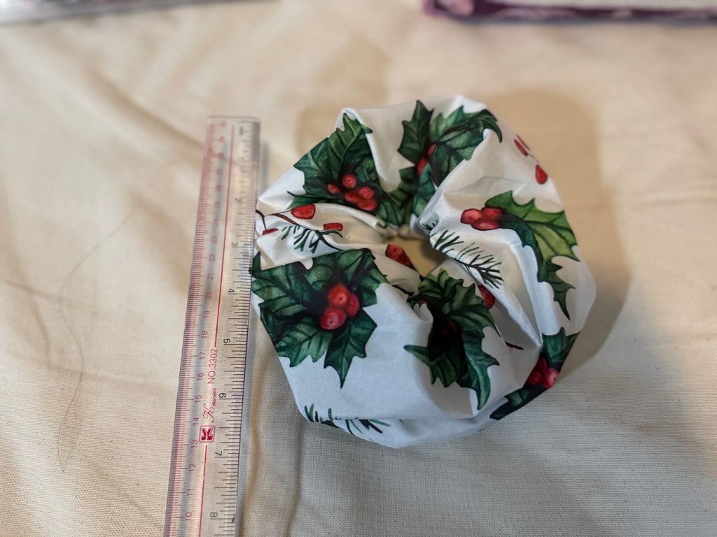 Holiday Wreath Scrunchies - White/Green/Red