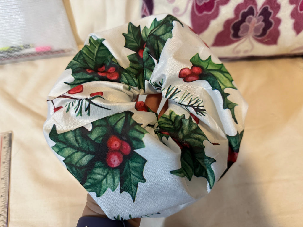 Holiday Wreath Scrunchies - White/Green/Red